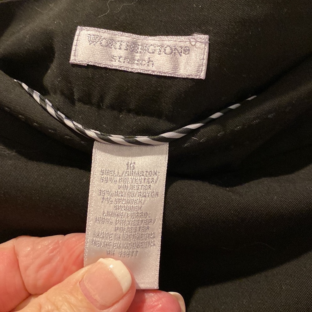 Women’s black Worthington skirt. Size 16. Fully lined. In excellent condition. - Picture 2 of 2